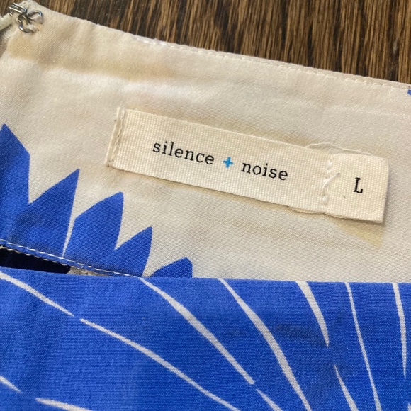 Silence + Noise 100% Silk Skirt Size L Blue Black Flower Pattern w/pockets - Picture 3 of 4